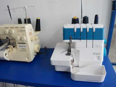 ...mentre sulla destra altre macchine presentano rocchetti di diversi colori. �Queste servono per rifinire i capi - ci spiega -. A differenza delle prime prevedono una maggiore manualit� e le faccio utilizzare alle allieve solo quando hanno acquisito una certa confidenza�